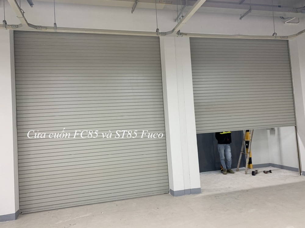 Cửa cuốn chống cháy bằng thép được thiết kế tự động đóng trong trường hợp hỏa hoạn và tự động ngăn chặn sự lan truyền của ngọn lửa (khói)