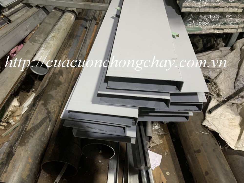 ray v đáy cửa cuốn chống cháy rộng 12m