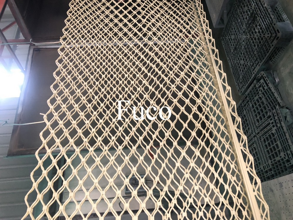 Cửa cuốn mắt võng sơn tĩnh điện và INOX 304