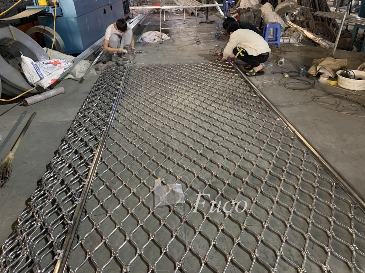 Cửa cuốn mắt võng sơn tĩnh điện và INOX 304
