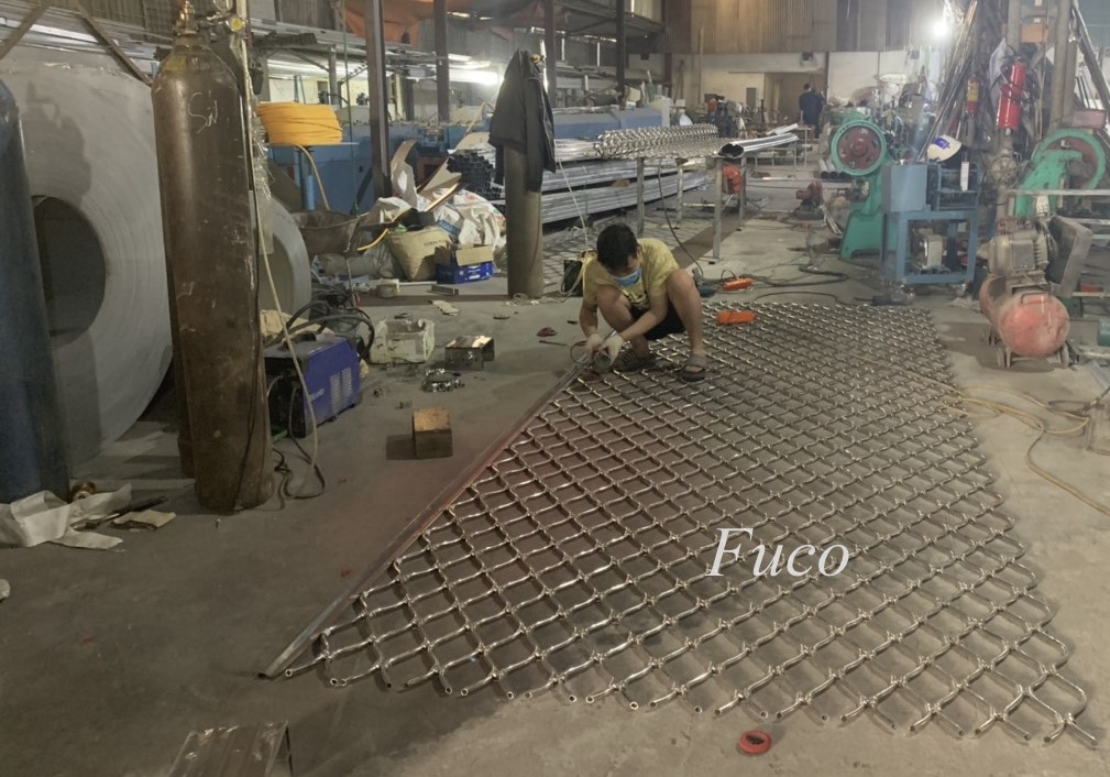 Cửa cuốn mắt võng sơn tĩnh điện và INOX 304