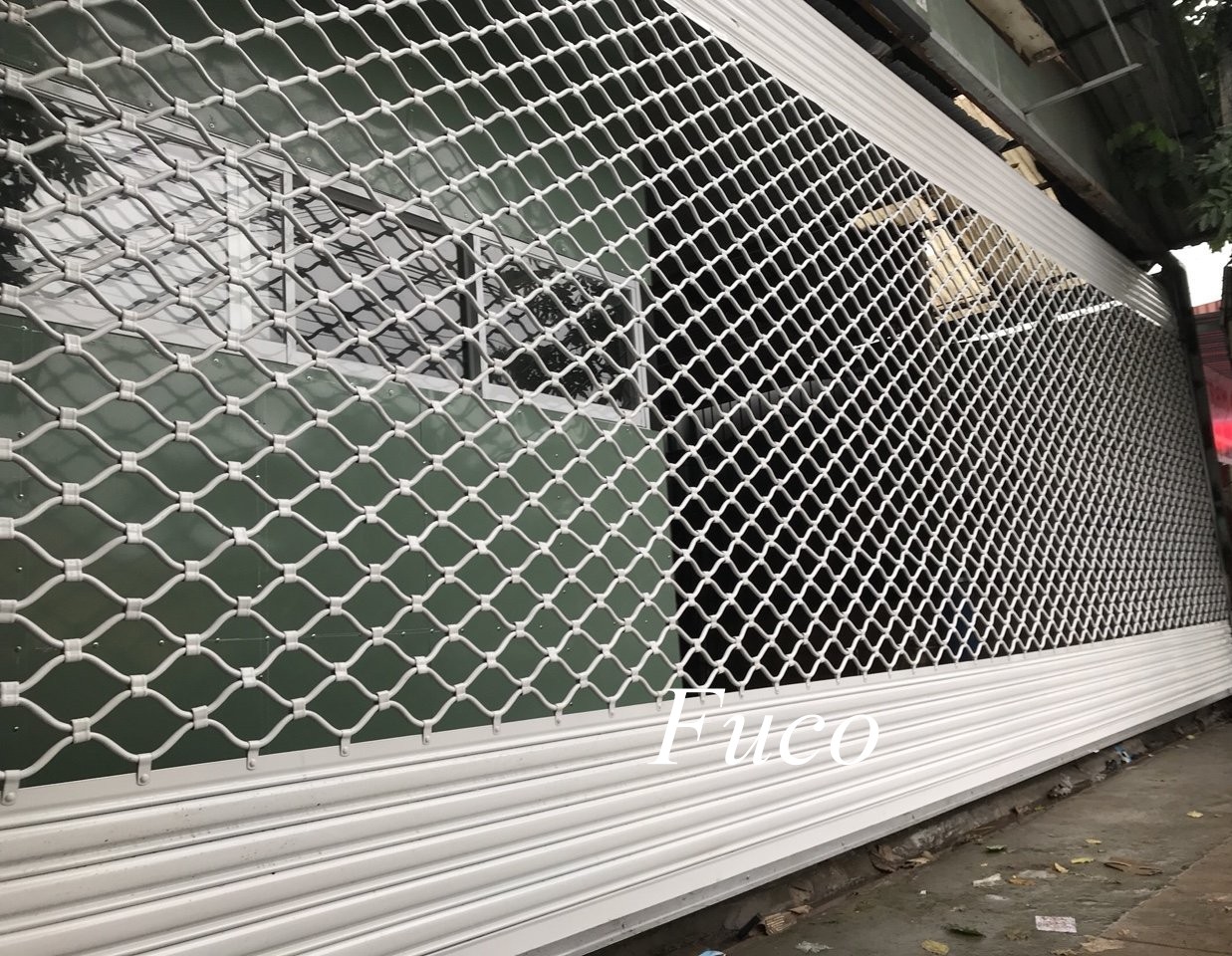 Cửa cuốn mắt võng sơn tĩnh điện và INOX 304