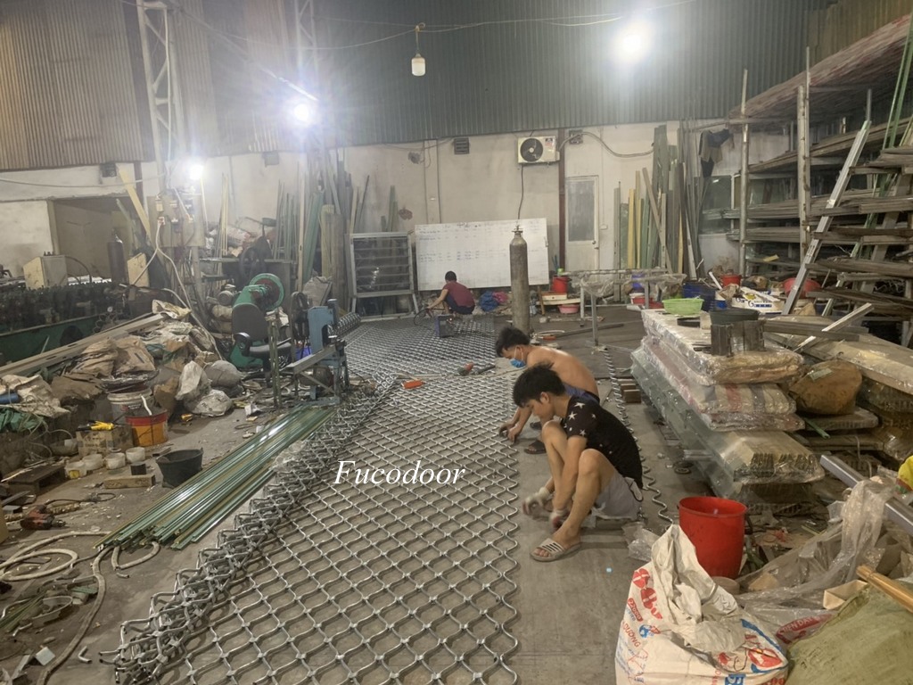 Cũng giống như cửa cuốn lưới mắt võng (hay còn gọi là mắt cáo