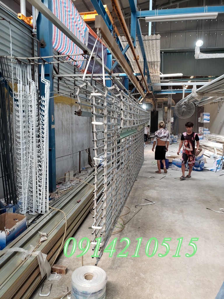 Cửa cuốn song ngang sơn tĩnh điện. Sơn tĩnh điện: Độ dầy 1.1ly, ống Ø 19 hoặc hộp vuông 20x20 Mầu sắc tùy chọn( đã có ray, trục)